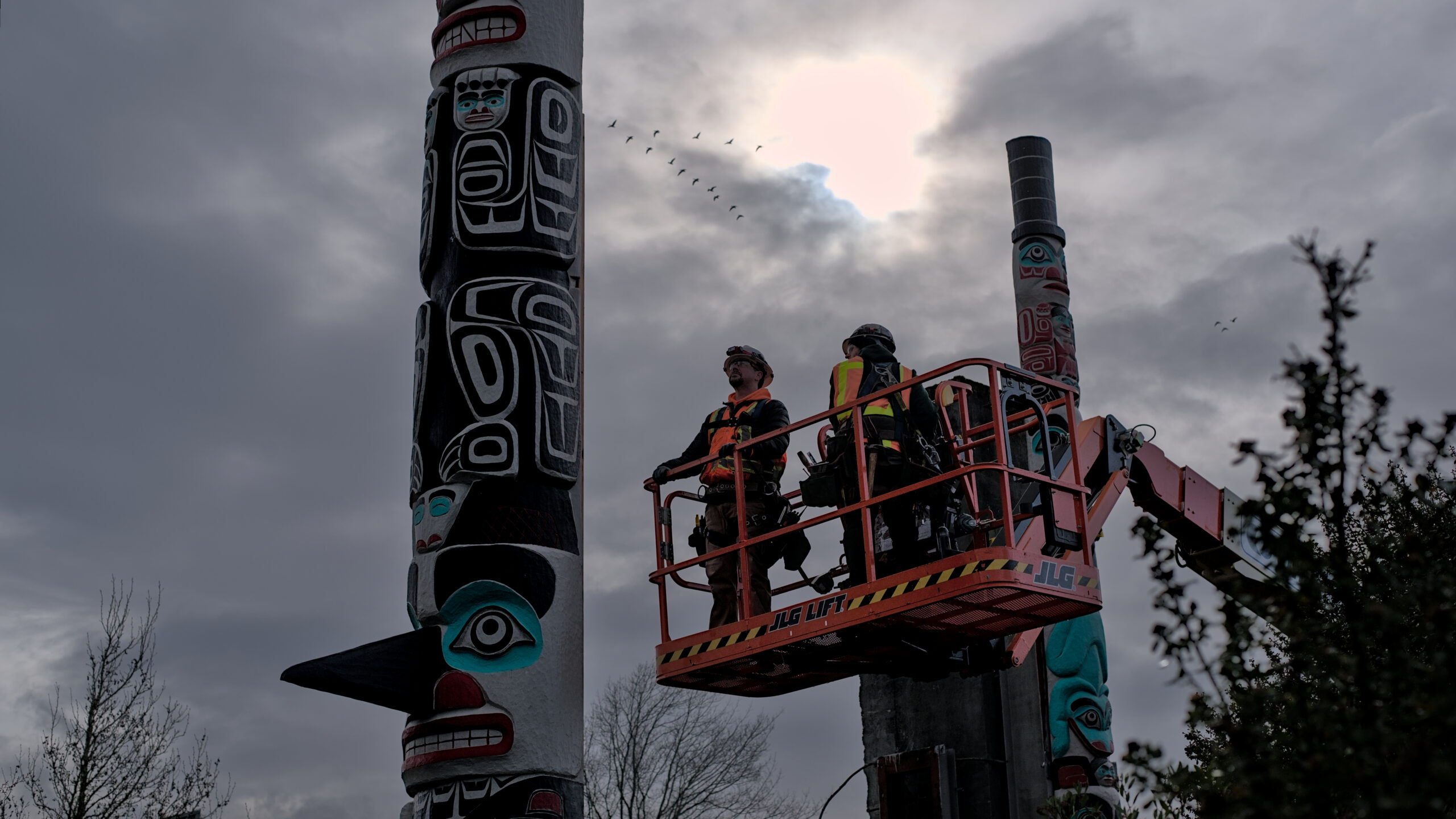 Forma construction workers inspect hardware on a Lelooska Foundation Totem Pole, Copyright Jacob Greenslade