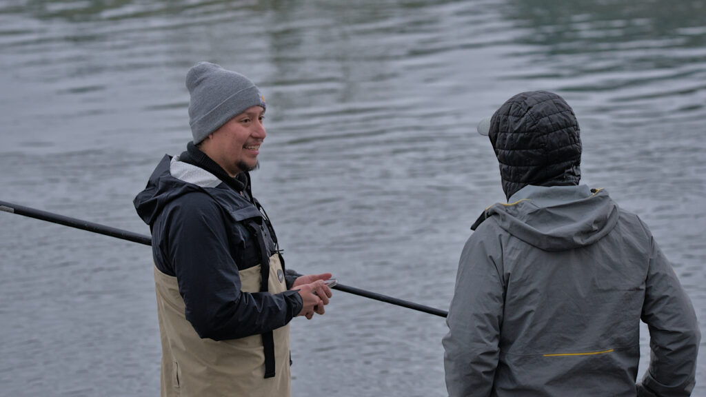 Anglers standing along the Cowlitz River in Longview during the 2025 smelt run attempting dip-net fishing, with no catches and visible turnout despite criticism of WDFW’s timing and management.